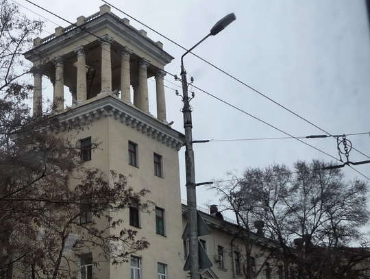 Колоннада на жилом доме