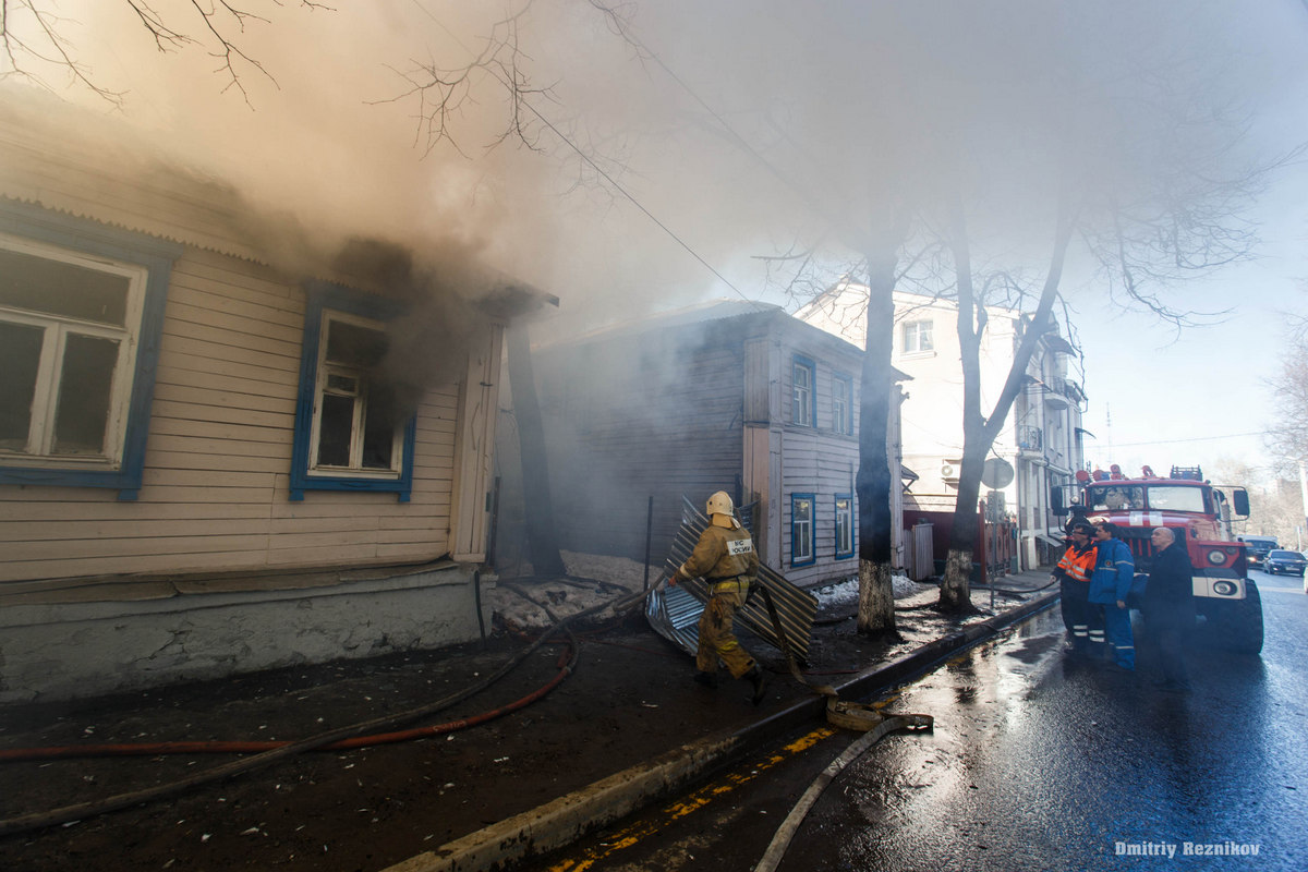 В центре города сгорел частный дом (фото) 20150317 pozhar na nikitskoj 2