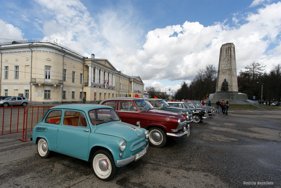 Ретро-авто доехали до Владимира 20150425 retroavto sobornaya ploshchad 001