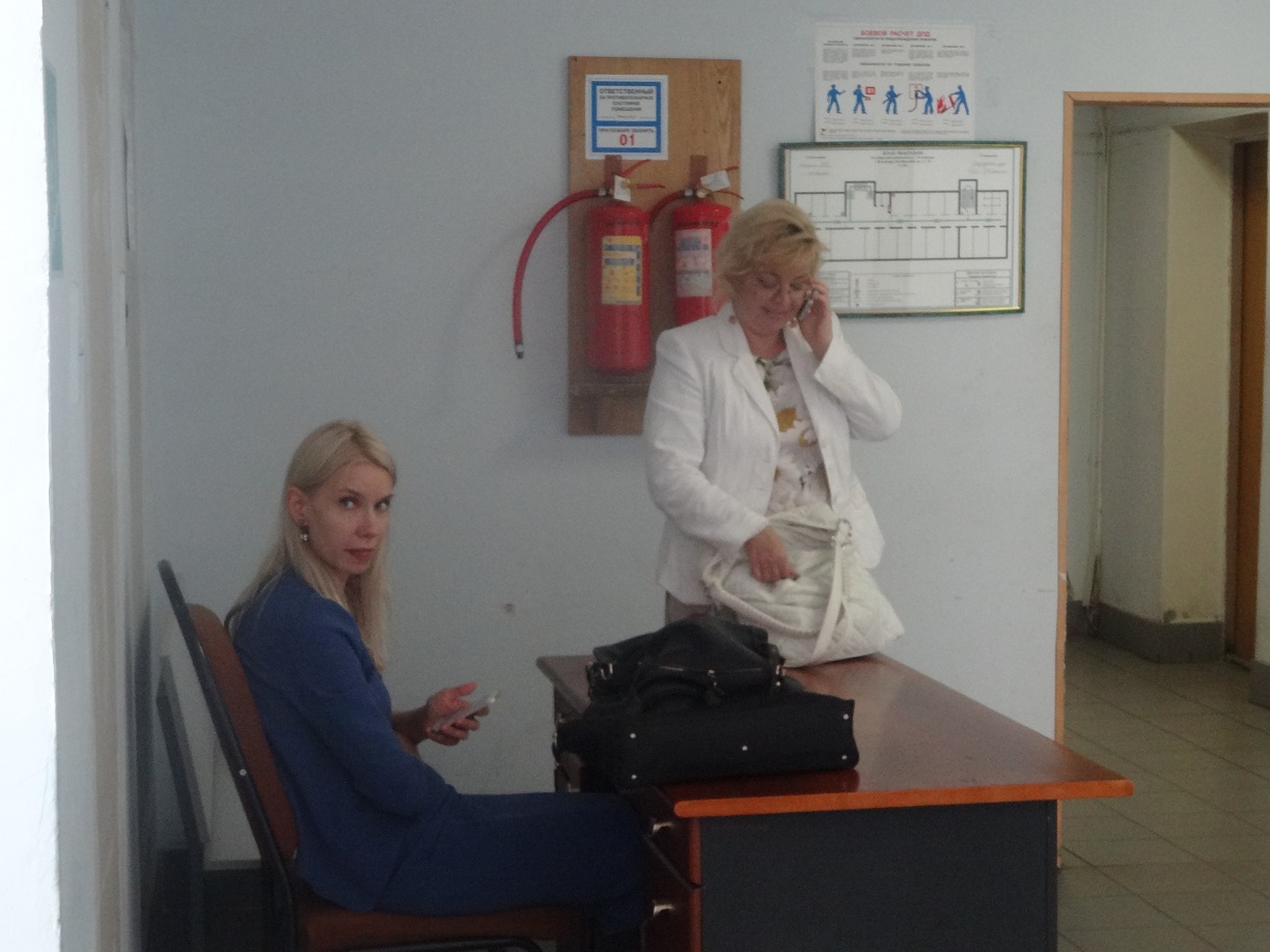 Юлия Есина - слева