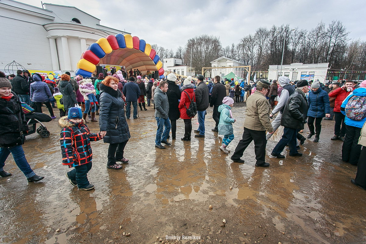 На Масленицу догорающее чучело дети забросали снежками 20160313 maslenitsa 009