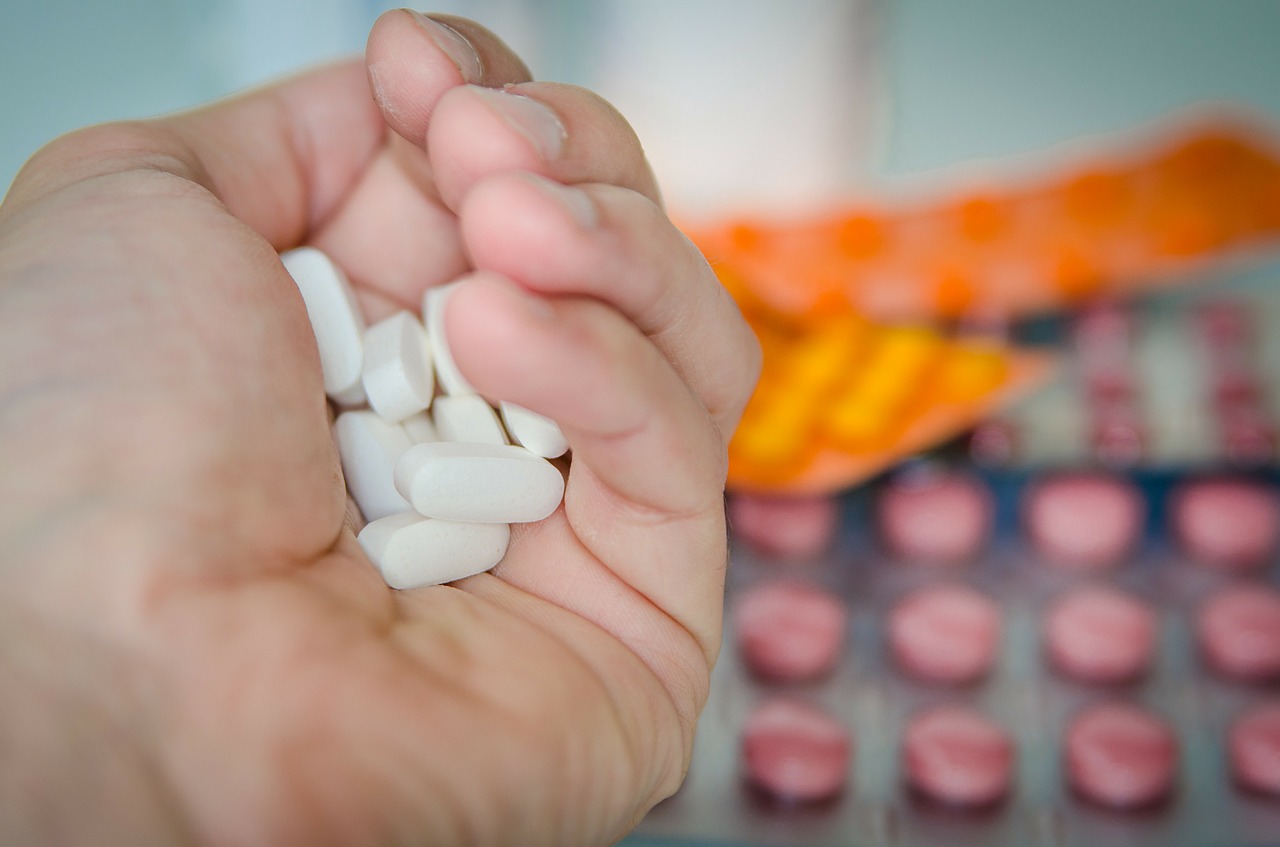 Вслед за супермаркетами Аникеев закрывает сеть аптек? medications-257344_1280.jpg