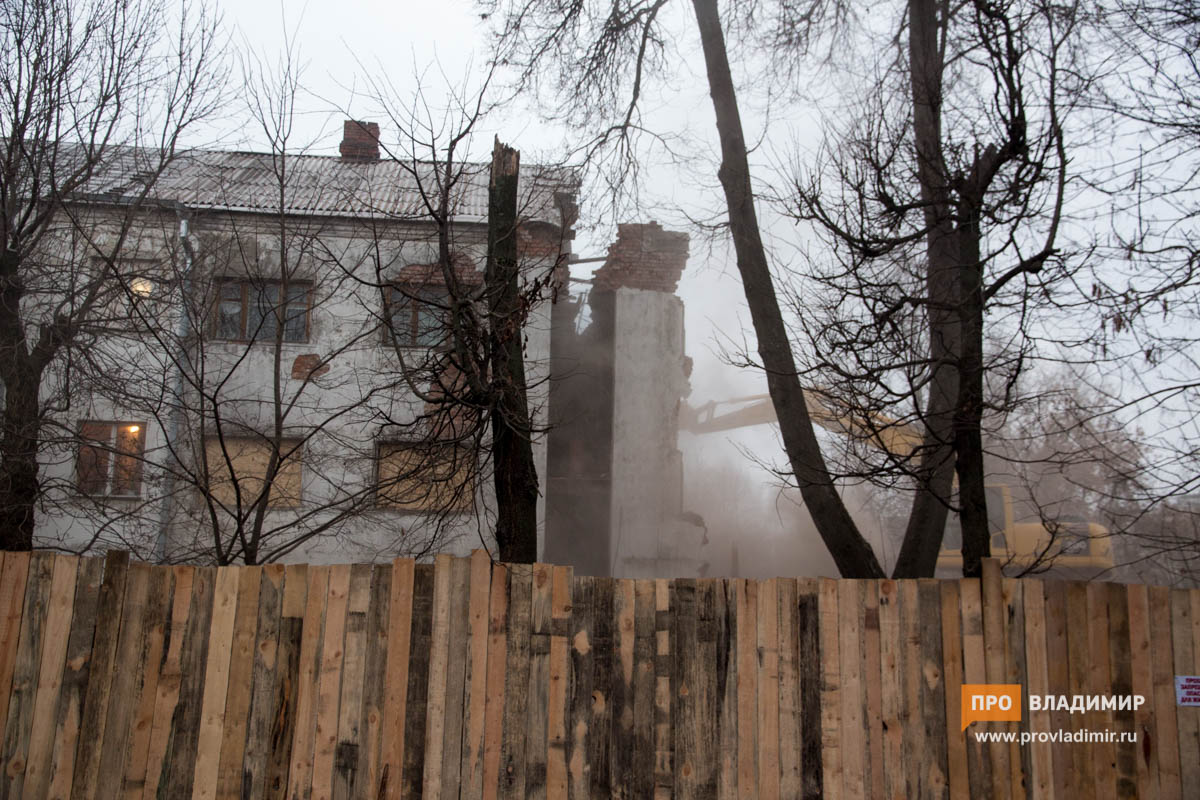 Аварийный дом на Сакко и Ванцетти снесли экскаватором t1akjzn4e1 1477758553