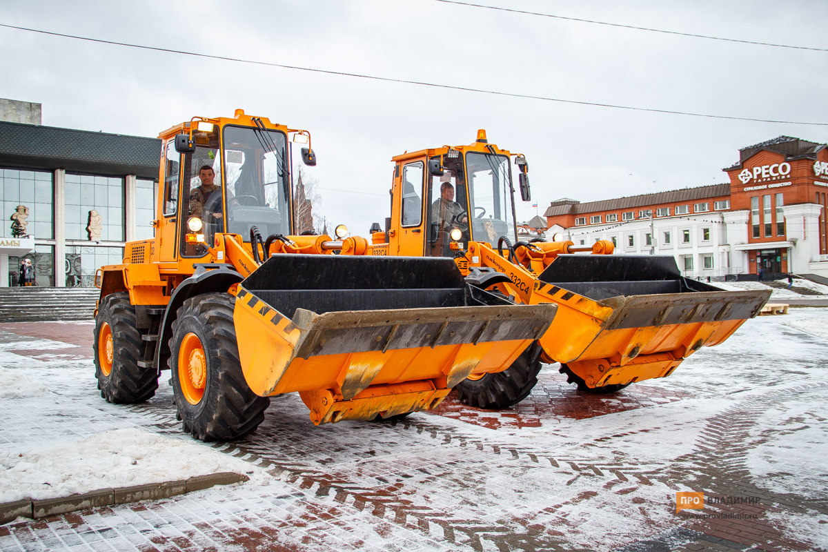 Мэрия устроила парад новой снегоуборочной техники hrtrgxj751 1480078596