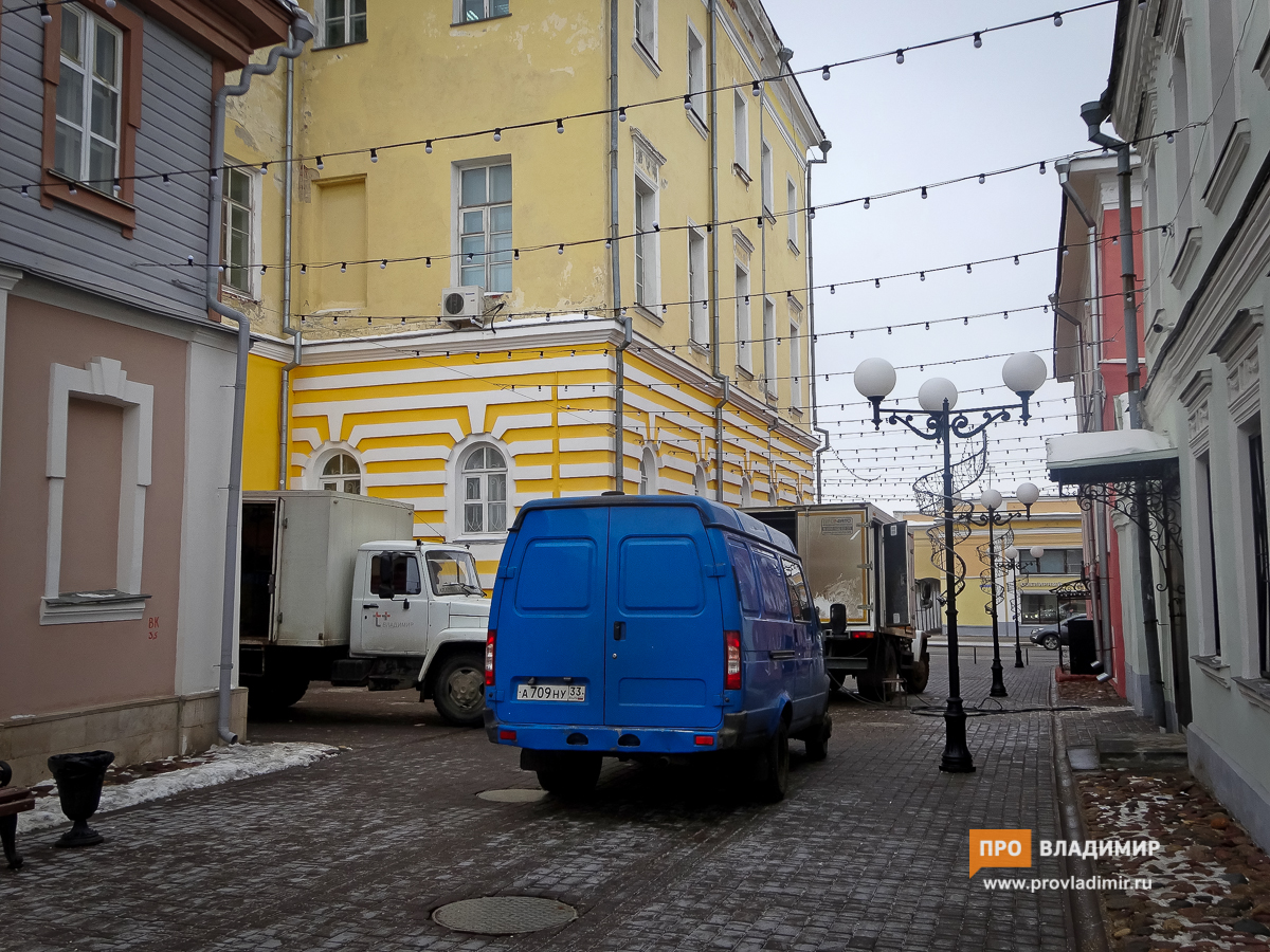 Из-за коммунальной аварии на пешеходной зоне пять зданий остались без тепла 20170210 avariya