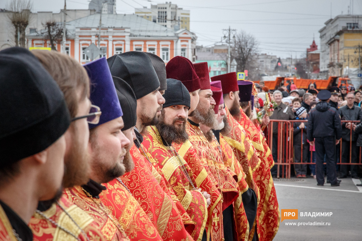 Благодатный огонь встретили массово, хмуро и с усиленными мерами безопасности haafff