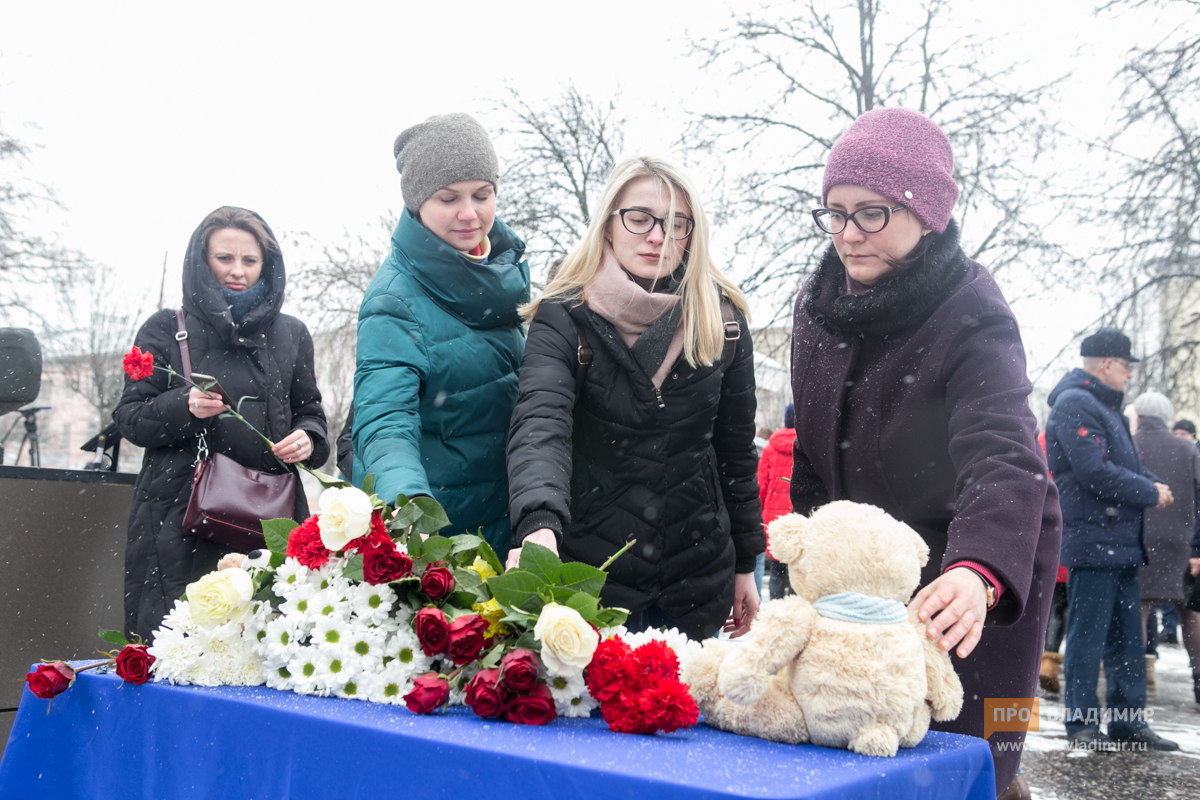 Владимирцы почтили память погибших в Кемерово 20180327 акция памяти МЧС Кемерово 14