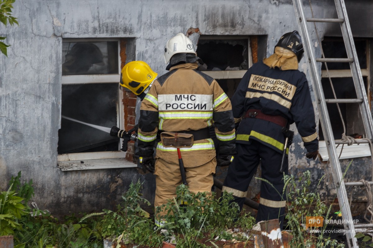 Для тушения домов под Успенским собором пригнали пожарный поезд