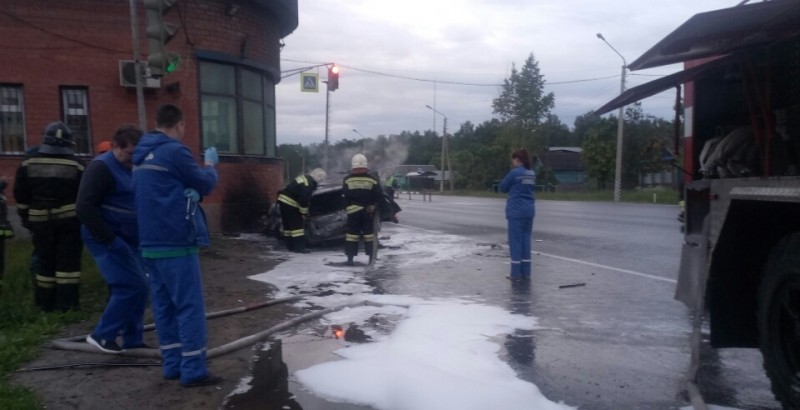 В Струнино автомобиль опрокинулся на плохой дороге. Двое погибли