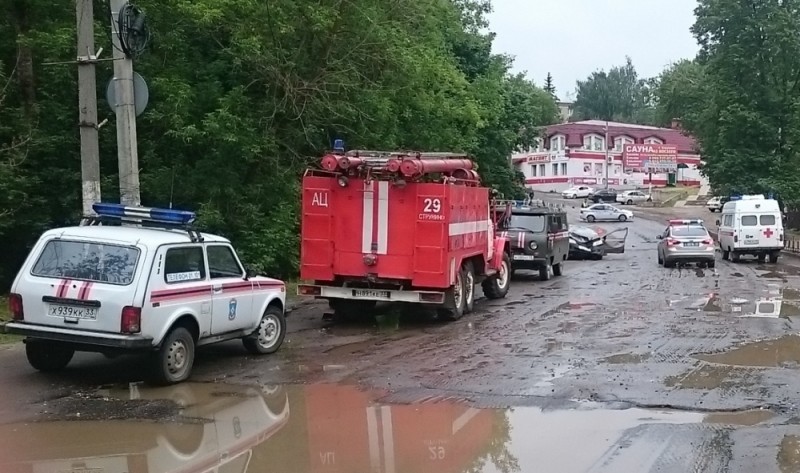 В Струнино автомобиль опрокинулся на плохой дороге. Двое погибли