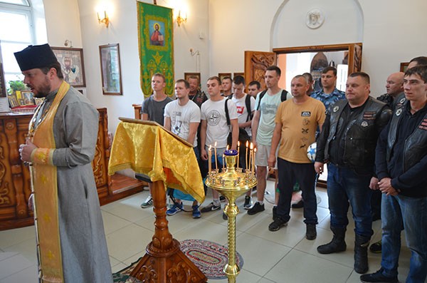 «Волки» въехали в колонию на мотоциклах и устроили футбольный матч