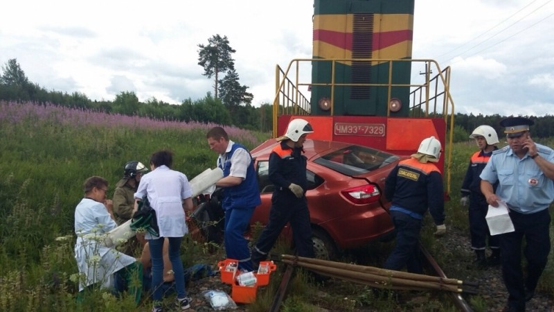 Во Владимирской области тепловоз въехал в автомобиль