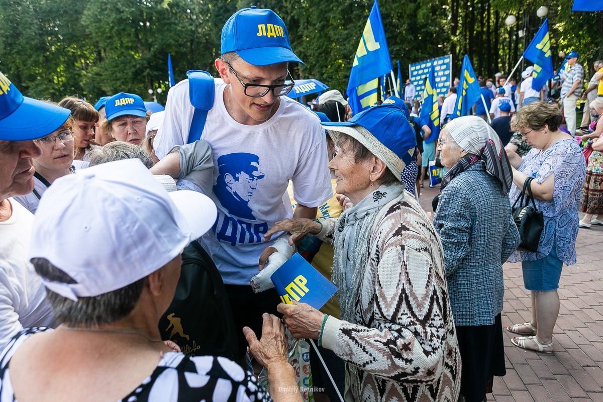 Жириновский перепутал фамилию Сипягина, пока сторонники дрались за дезодоранты