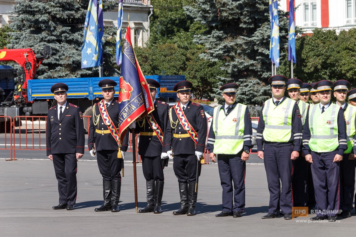 На праздничном разводе полицейским напомнили о выборах