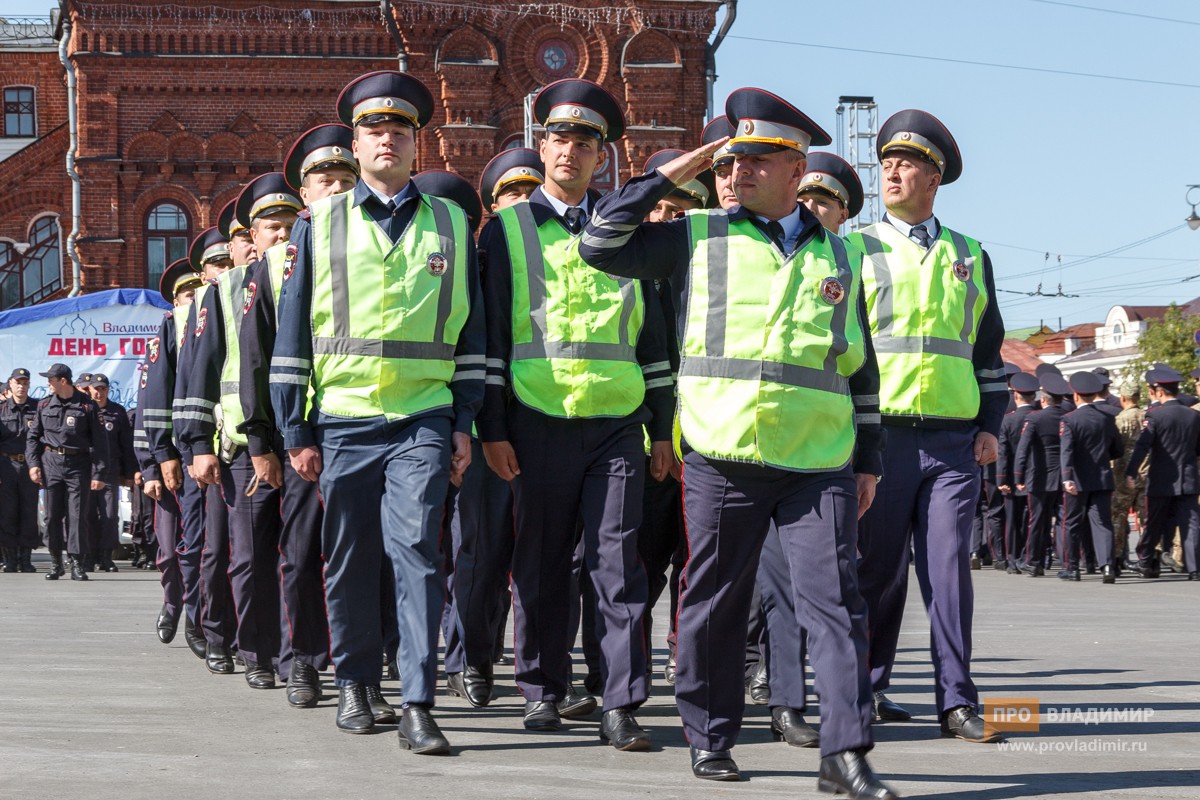 На праздничном разводе полицейским напомнили о выборах