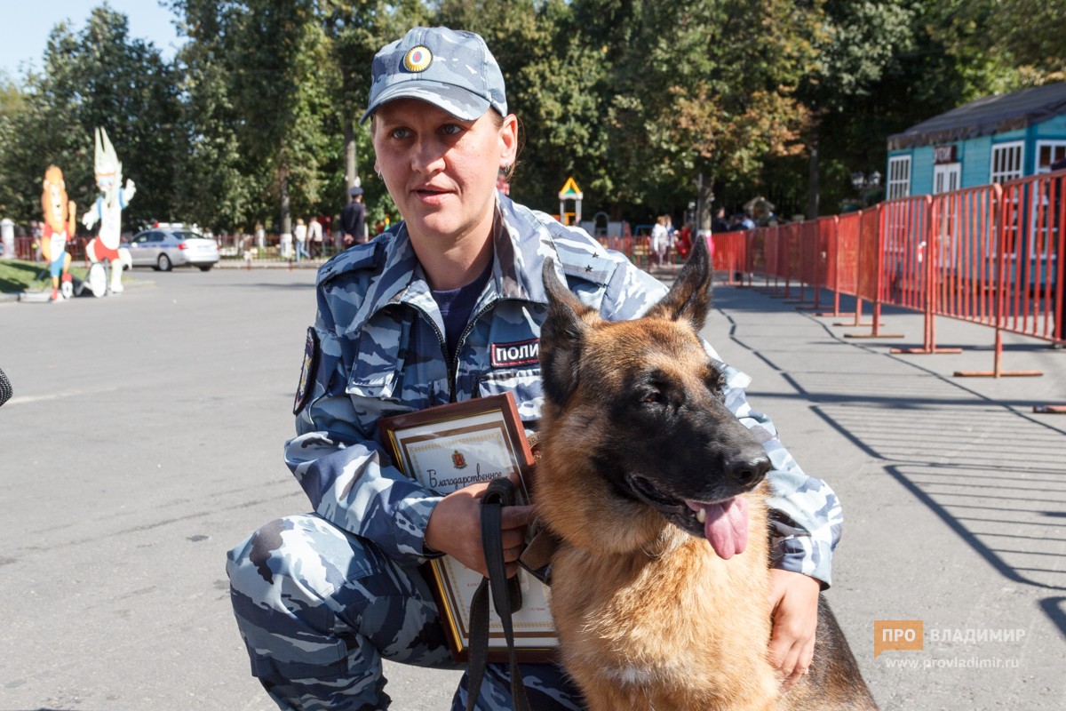 На праздничном разводе полицейским напомнили о выборах