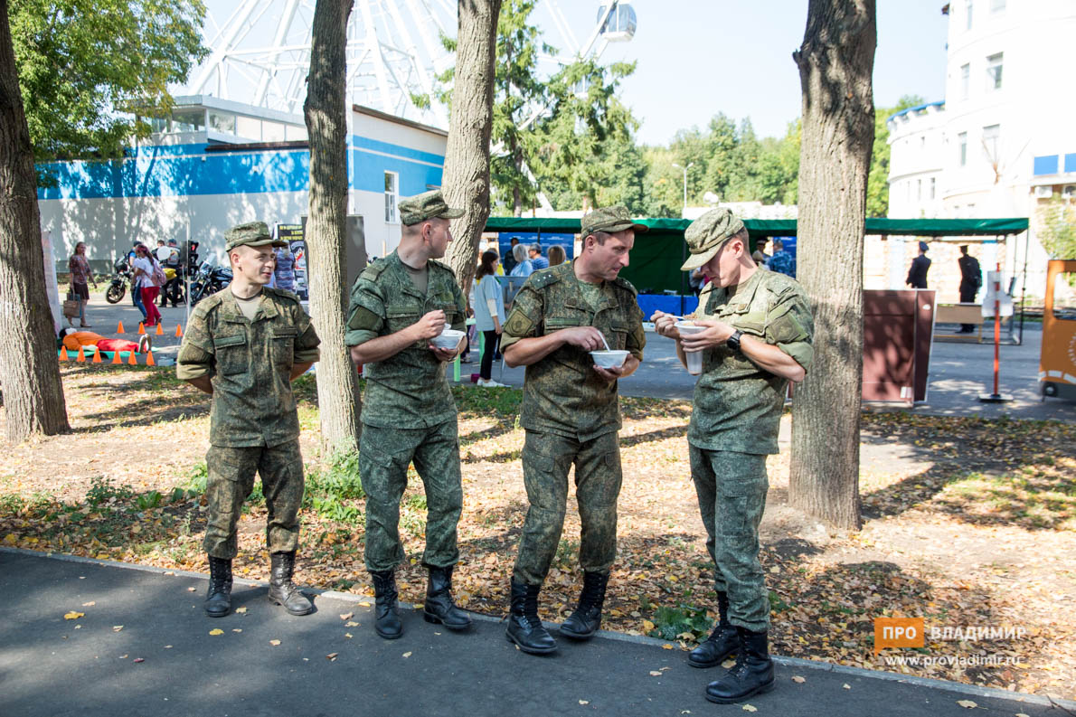 Тысячи студентов в Центральном парке накормили бесплатной гречкой