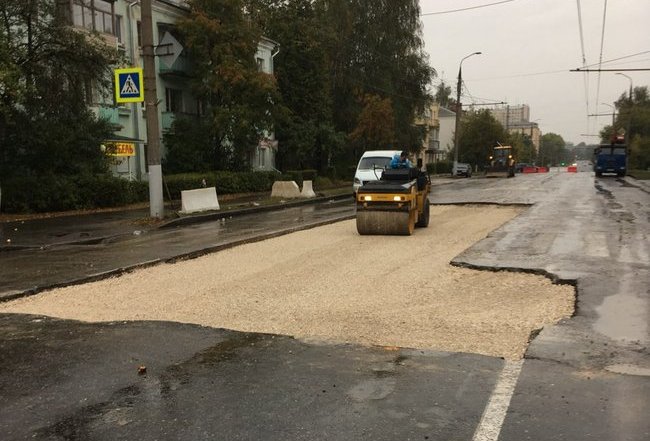 Тепловики за выходные переложили трубы на дороге у «Гранда»