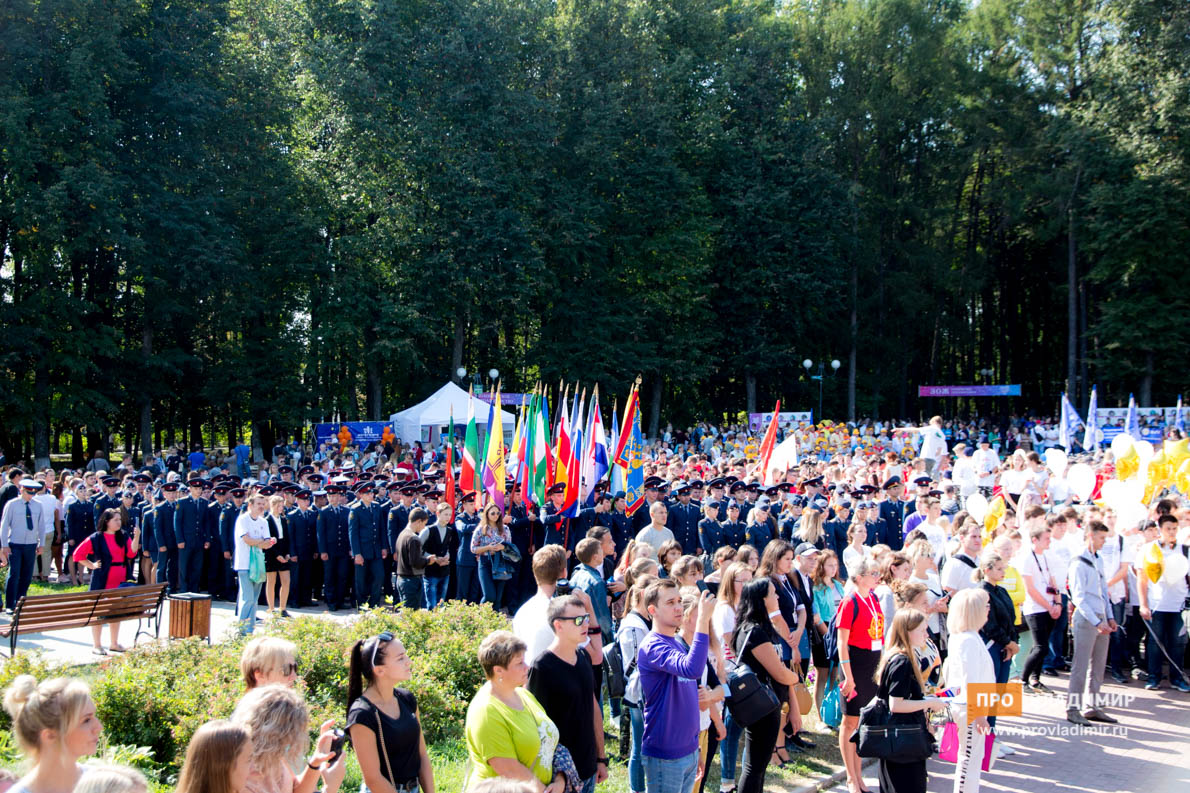 Тысячи студентов в Центральном парке накормили бесплатной гречкой