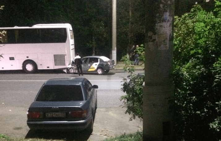 Во Владимире пьяный таксист врезался в автобус Во Владимире пьяный таксист врезался в автобус
