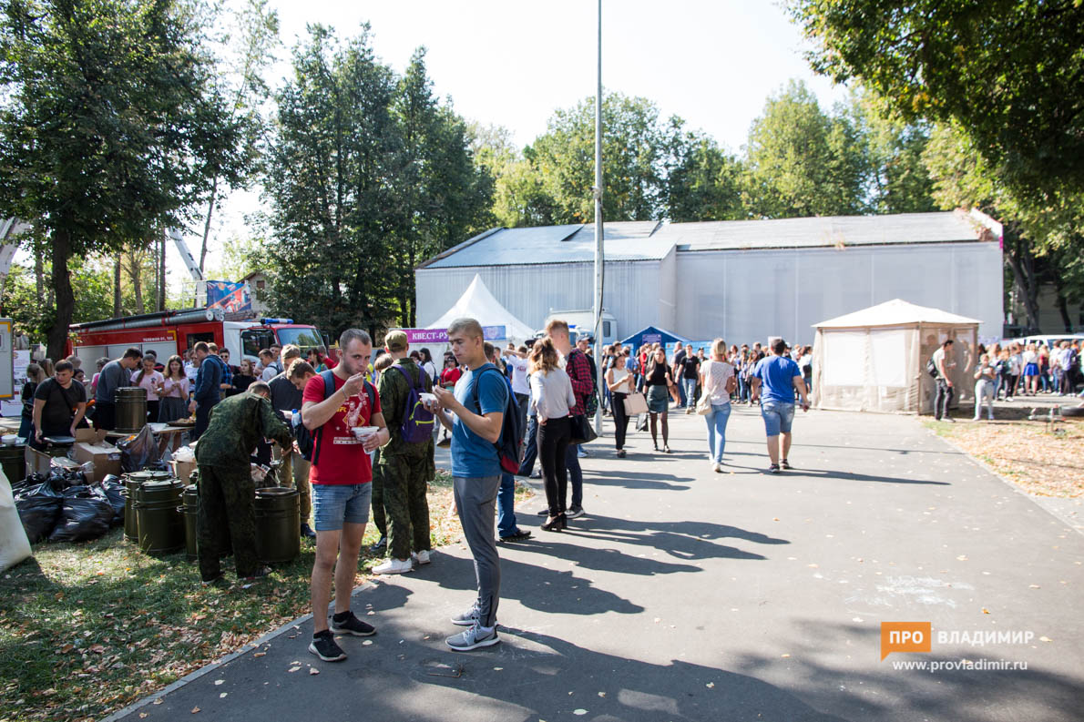 Тысячи студентов в Центральном парке накормили бесплатной гречкой