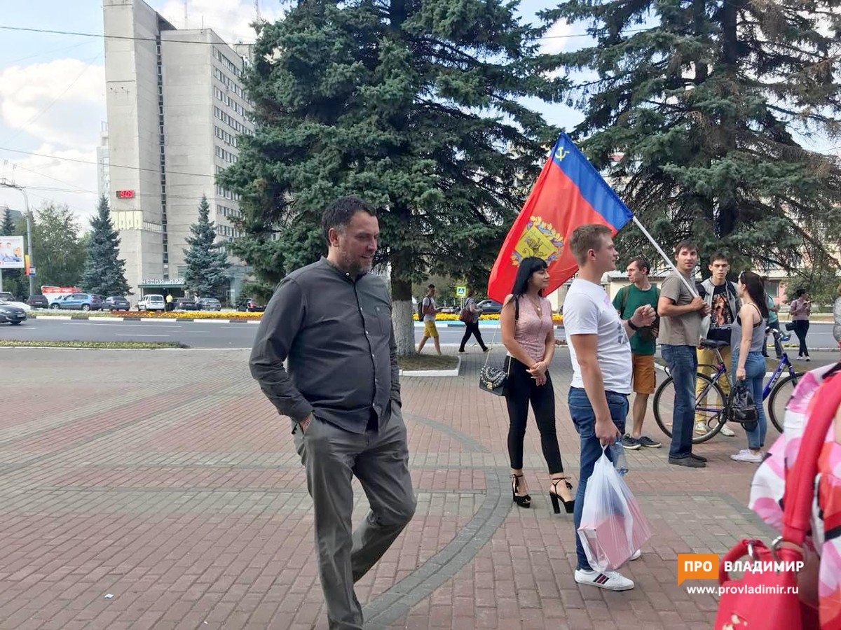 Максим Шевченко поддержал митинг навальновцев во Владимире Максим Шевченко поддержал митинг навальновцев во Владимире