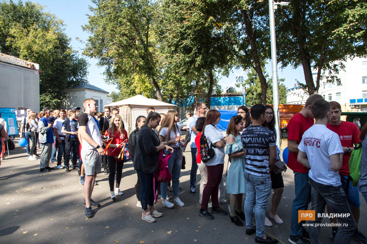 Тысячи студентов в Центральном парке накормили бесплатной гречкой