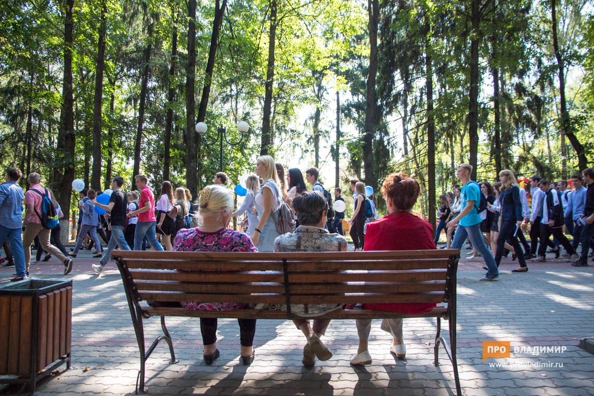 Тысячи студентов в Центральном парке накормили бесплатной гречкой