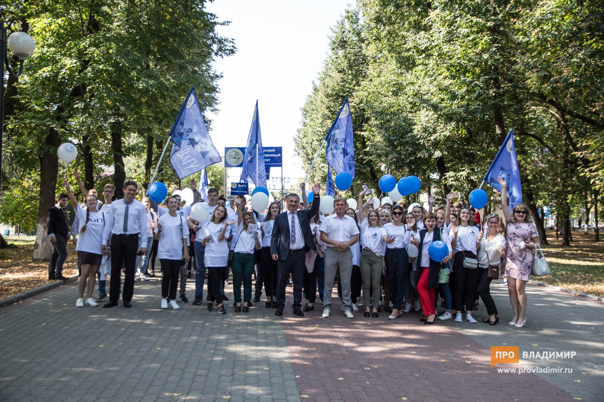 Тысячи студентов в Центральном парке накормили бесплатной гречкой