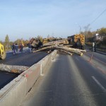 Перевернувшийся лесовоз перекрыл Пекинку