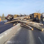 Перевернувшийся лесовоз перекрыл Пекинку