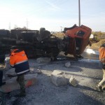 Перевернувшийся лесовоз перекрыл Пекинку