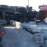 Перевернувшийся лесовоз перекрыл Пекинку