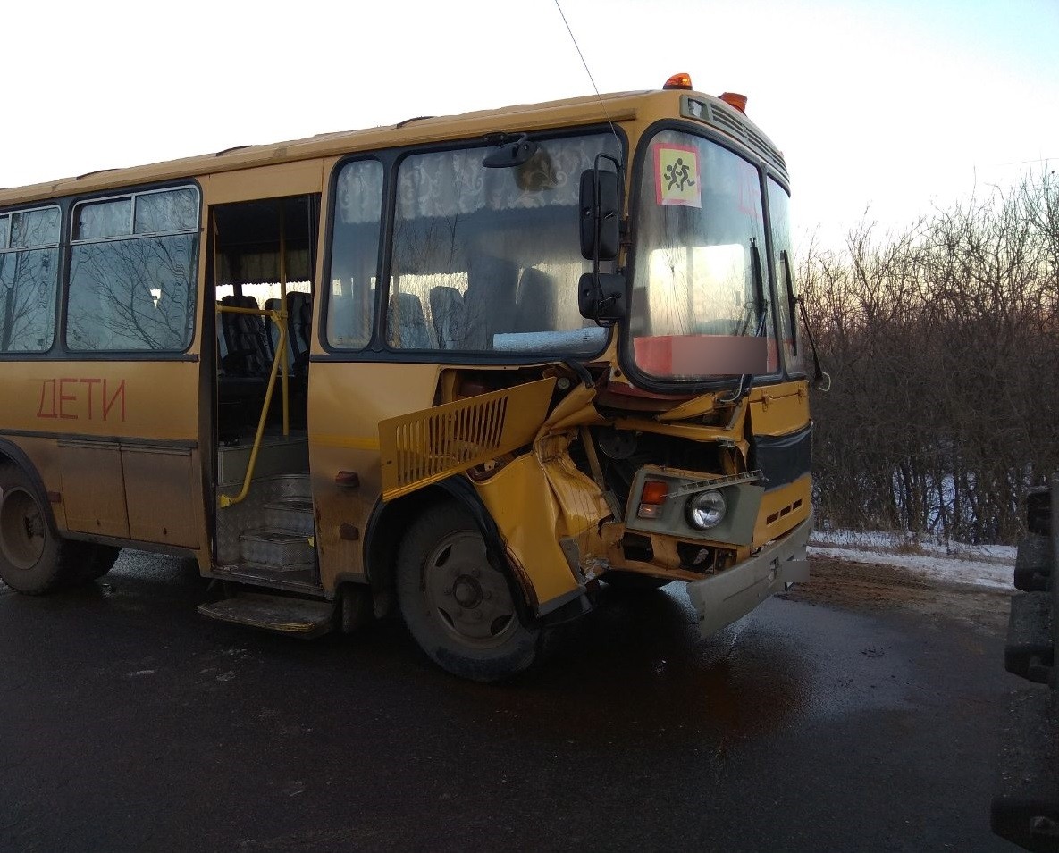 Школьный автобус врезался в фуру в Меленковском районе