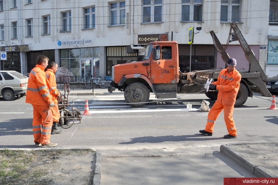Во Владимире по ночам рисуют дорожную разметку Во Владимире по ночам рисуют дорожную разметку