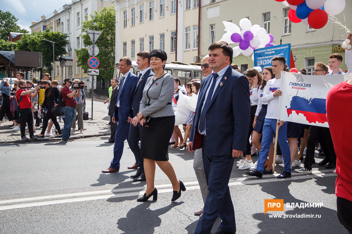 Выпускники порезвились в фонтане на Театральной площади