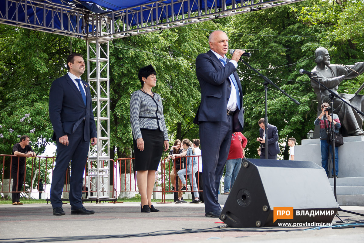 Выпускники порезвились в фонтане на Театральной площади