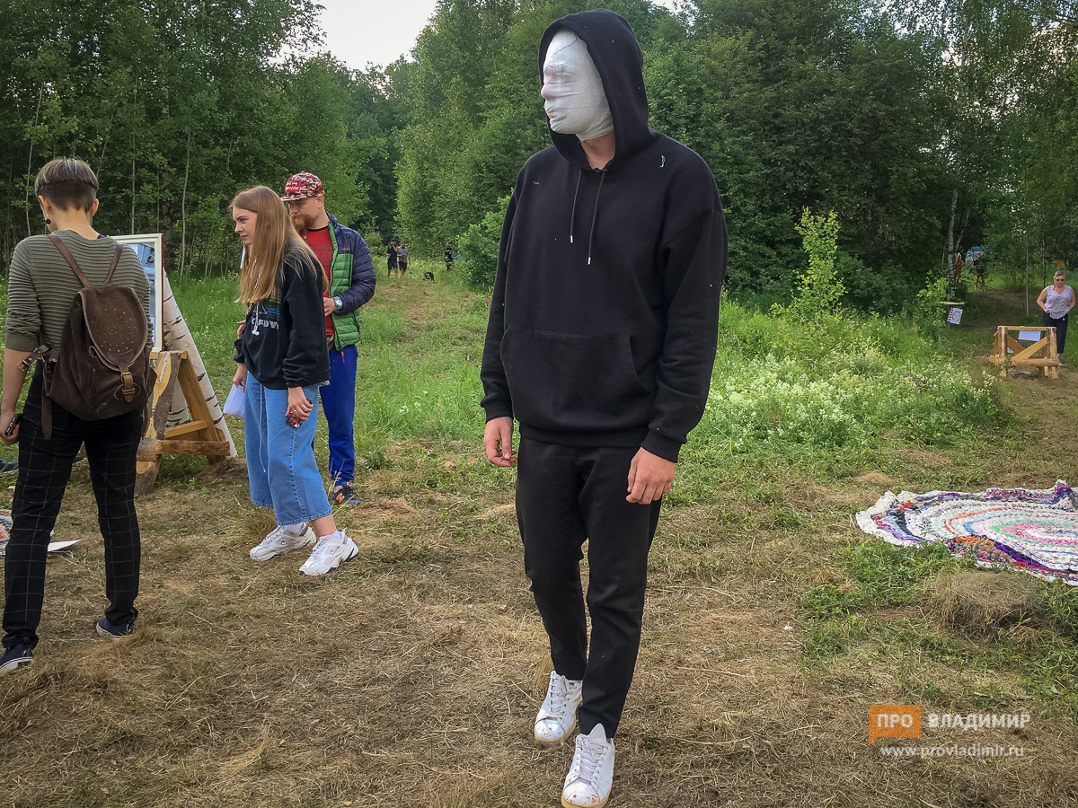 «Запрещенка» на поляне: спектакль московских акционистов показали за пределами Владимира