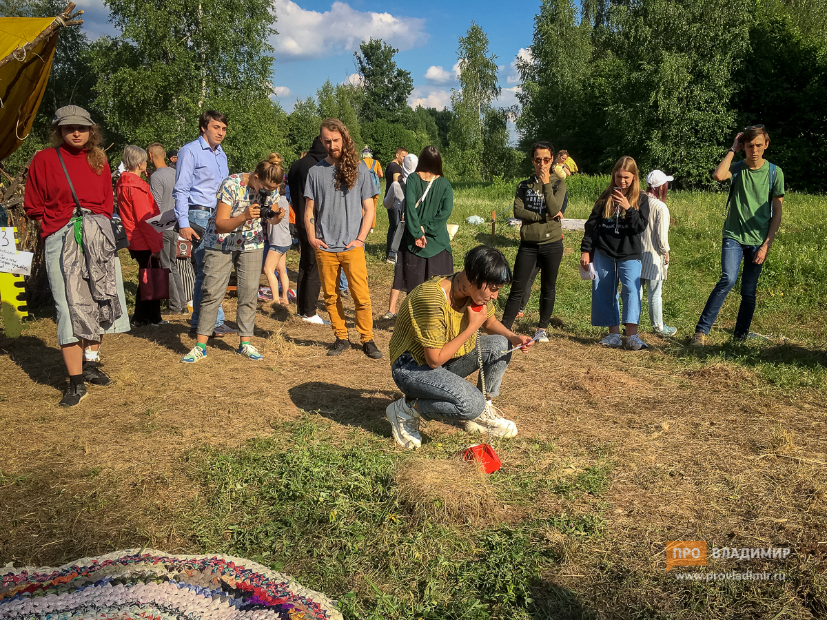 «Запрещенка» на поляне: спектакль московских акционистов показали за пределами Владимира