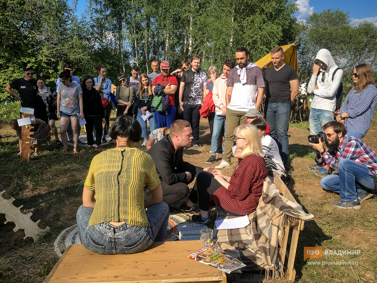 «Запрещенка» на поляне: спектакль московских акционистов показали за пределами Владимира