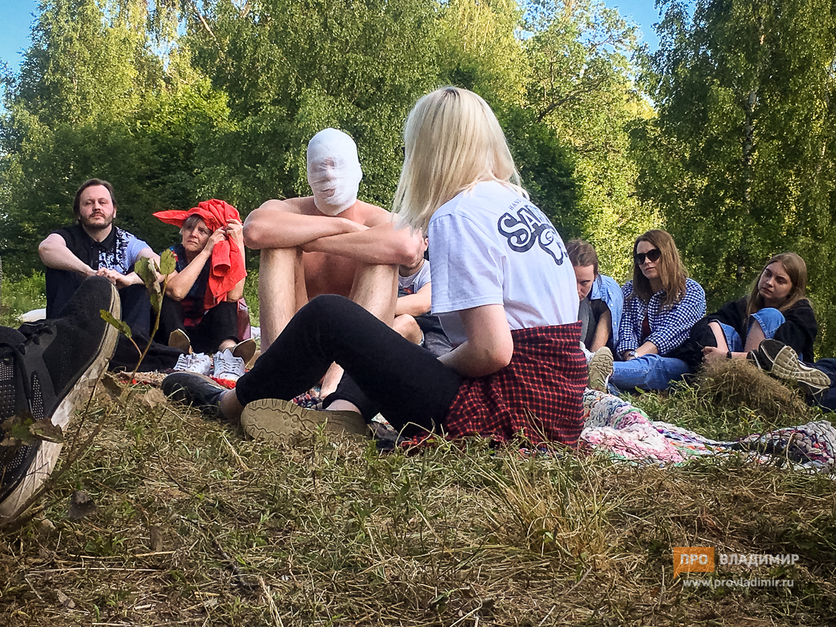 «Запрещенка» на поляне: спектакль московских акционистов показали за пределами Владимира