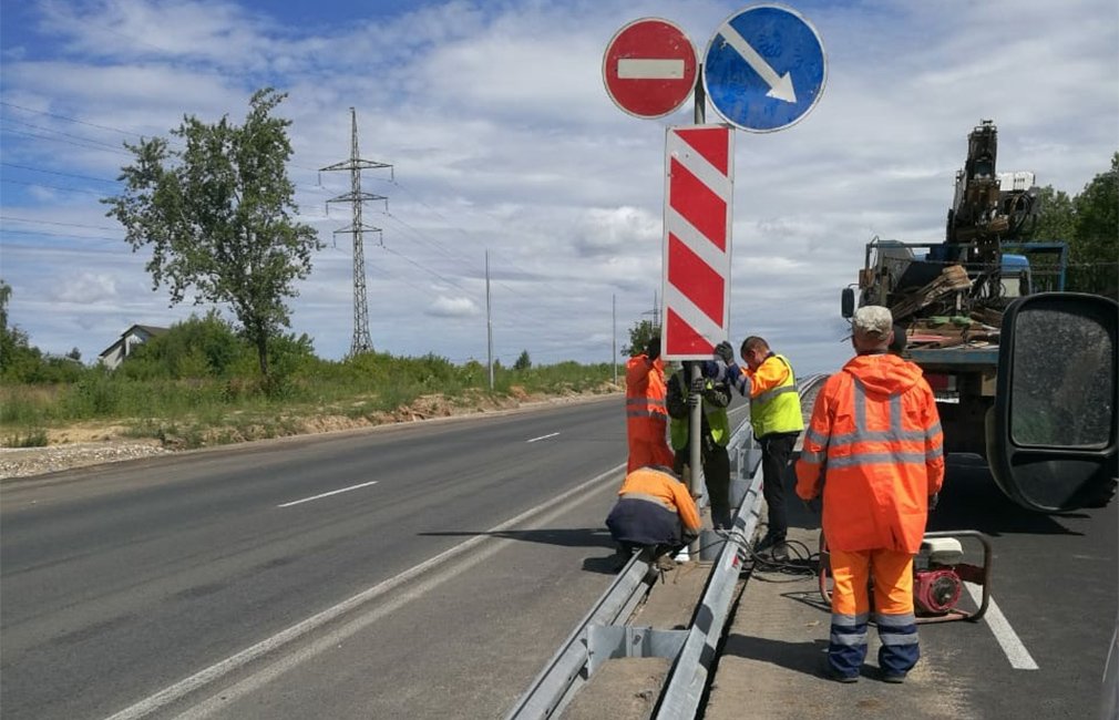 Автоэксперт: врезавшийся в отбойник водитель фуры может подать в суд на дорожников