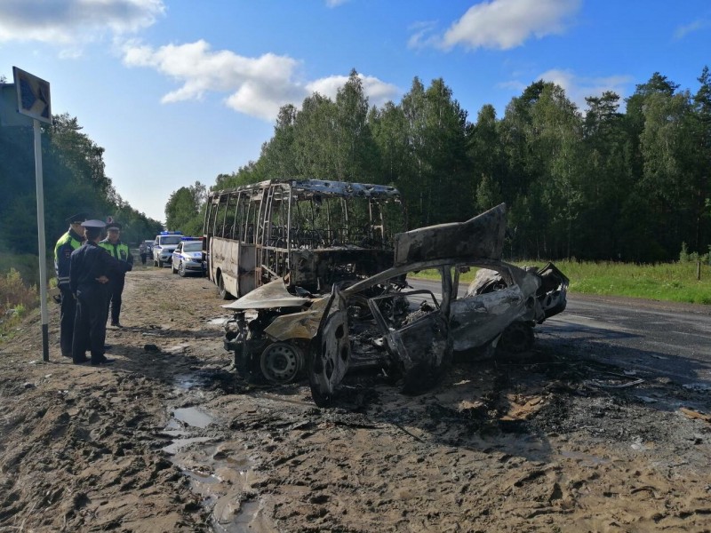 Во Владимирской области в ДТП сгорели автобус и легковушка Во Владимирской области в ДТП сгорели автобус и легковушка