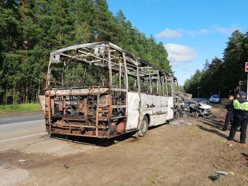 Во Владимирской области в ДТП сгорели автобус и легковушка