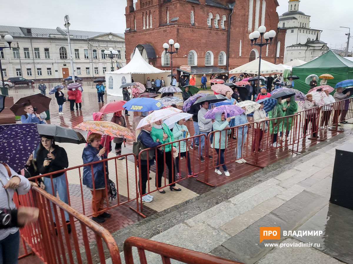 Дождь помешал владимирцам порадоваться юбилею области