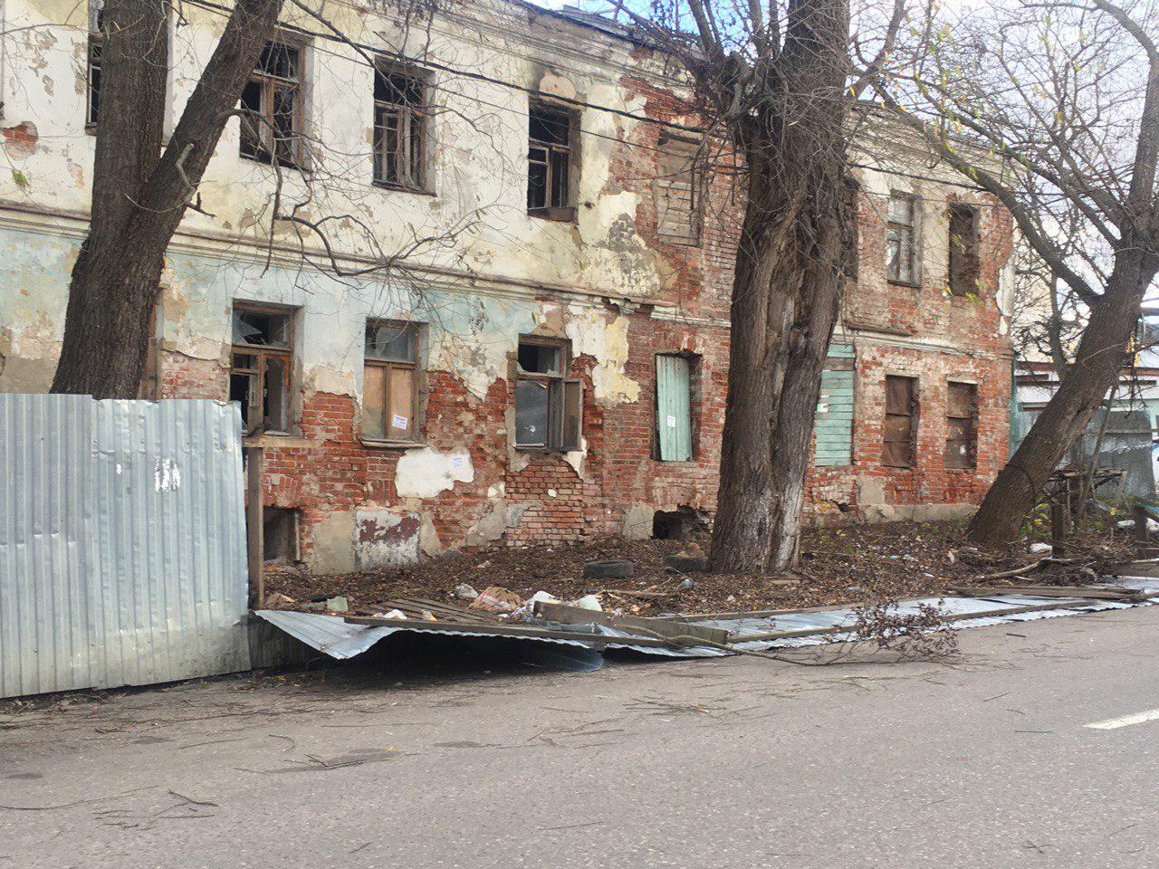 Сильный ветер валит заборы и срывает крыши с остановок во Владимире