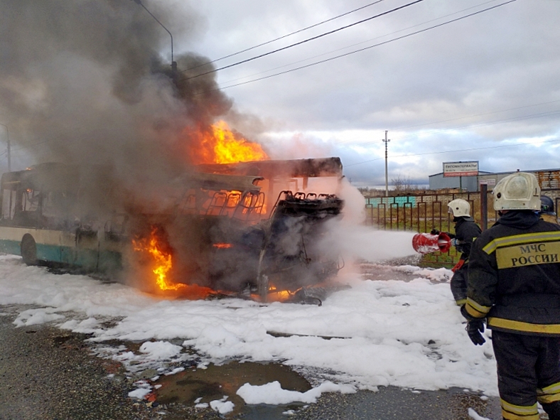 Во Владимире за 10 дней загорелись три автобуса. Мэрия нарушений не нашла