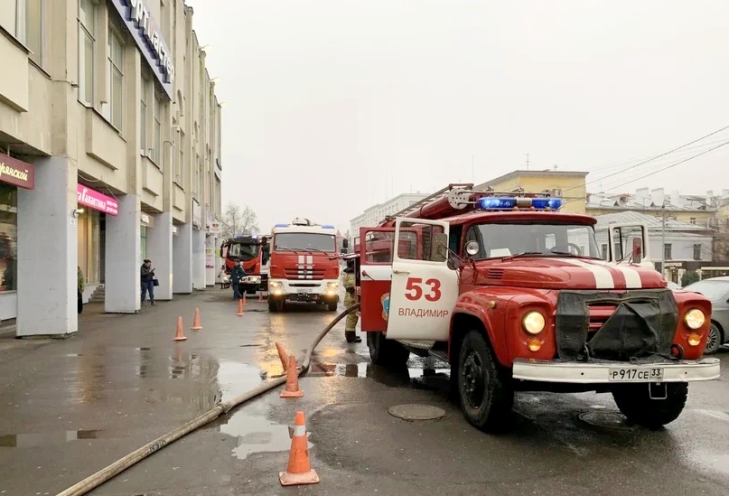 В ЦУМе «Валентина» загорелась пекарня «Ашана» В ЦУМе «Валентина» загорелась пекарня «Ашана»