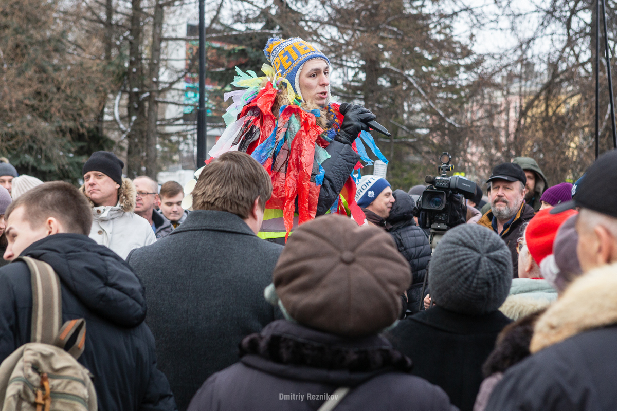 С картонными факелами против «мусорной гидры»: сотни владимирцев вышли на митинг