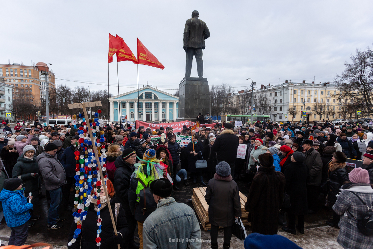 С картонными факелами против «мусорной гидры»: сотни владимирцев вышли на митинг